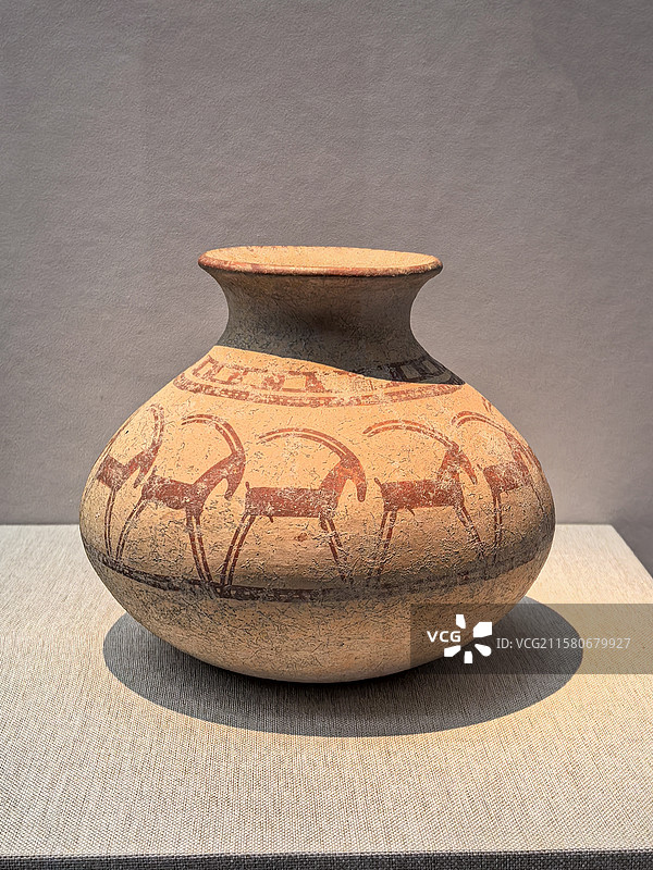 深圳博物馆《“抟泥化万物”古代东西方文明中的陶瓷艺术》文物——伊朗卢里斯坦公元前8-7世纪山羊纹坛图片素材