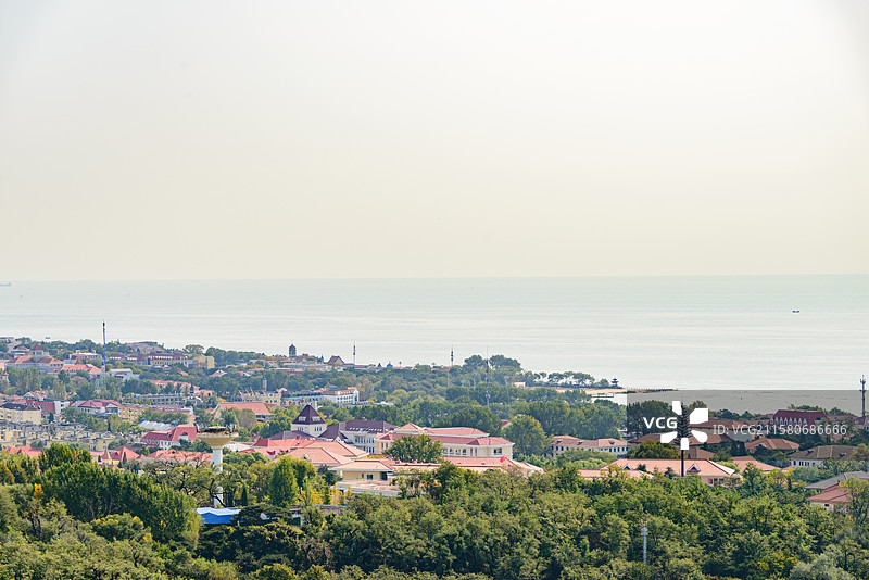 河北秦皇岛北戴河联峰山公园俯视渤海海岸线城市建筑图片素材