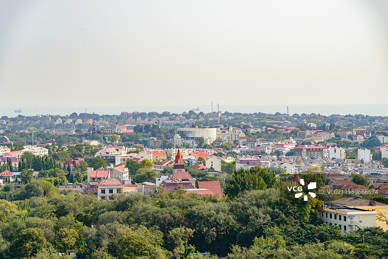 河北秦皇岛北戴河联峰山公园俯视渤海海岸线城市建筑图片素材