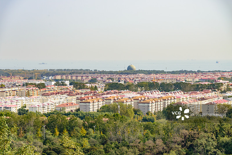 河北秦皇岛北戴河联峰山公园俯视渤海海岸线城市建筑图片素材
