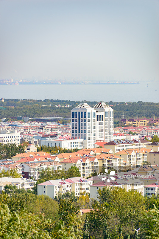 河北秦皇岛北戴河联峰山公园俯视渤海海岸线城市建筑图片素材
