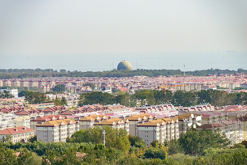河北秦皇岛北戴河联峰山公园俯视渤海海岸线城市建筑图片素材