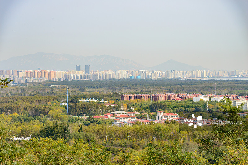 河北秦皇岛北戴河联峰山公园俯视渤海海岸线城市建筑图片素材