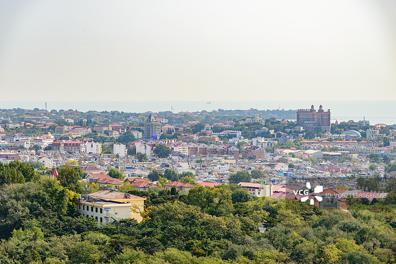 河北秦皇岛北戴河联峰山公园俯视渤海海岸线城市建筑图片素材