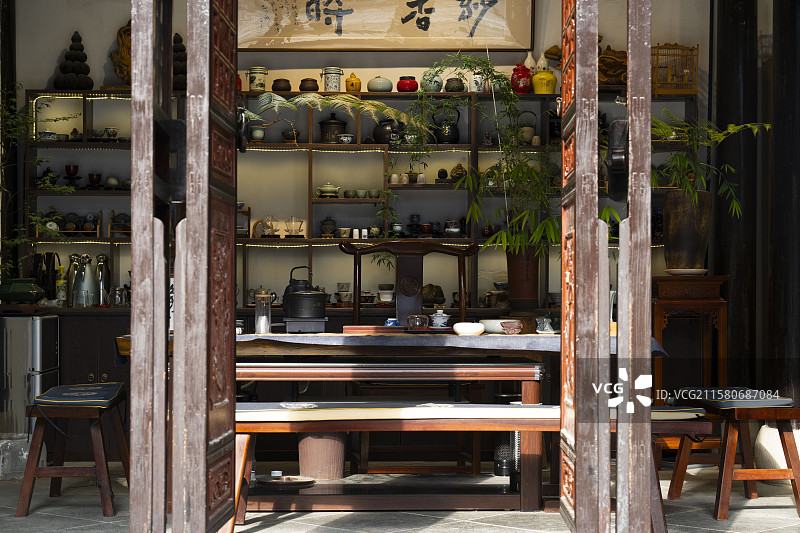 中式茶舍：古韵茶器陈列图片素材