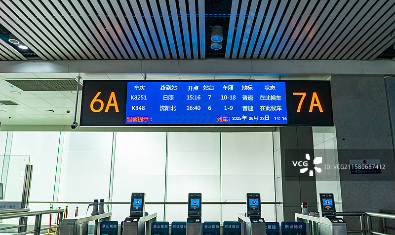 中国城市交通拍摄主题，国内火车站交通公共设施，候车室检票口电子屏和自助检票验票闸机，室内图像摄影图片素材