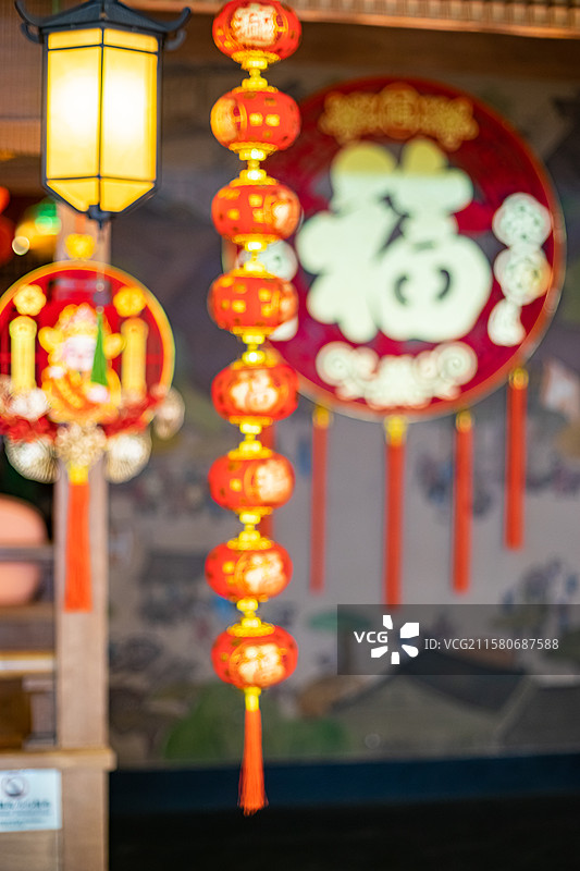 中国传统文化拍摄主题，房屋内部影壁的中国壁画和新年快乐春联福字，室内无人图像摄影图片素材