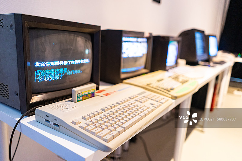 中国山东济南美术馆博物馆双年展传统科技设备用品，复古的小霸王学习机和电脑计算机，室内无人图像摄影图片素材