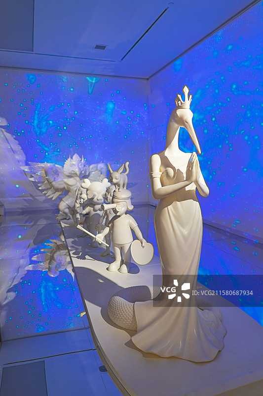 中国艺术文化和娱乐拍摄主题，山东济南美术馆博物馆双年展和特展，人类动物结合的石膏雕像，室内图像摄影图片素材