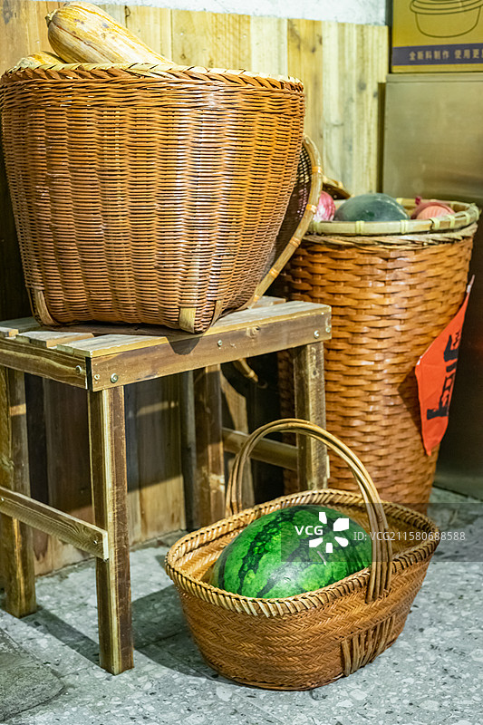 中国餐饮行业饮食产业，传统经典食品，美食拍摄主题，竹篮子里一个巨大的西瓜，室内无人图像图片素材