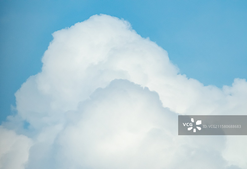 中国自然风光拍摄主题，白色的云彩和蓝色的天空，干净协调自由简单反差纯净式样，户外白昼无人图像摄影图片素材