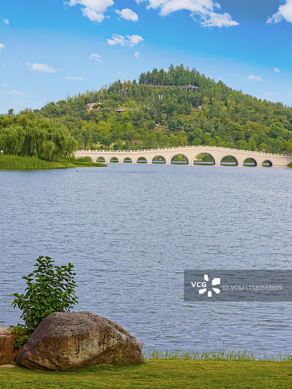 上海世博文化公园双子山、十一孔桥、中心湖图片素材