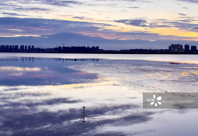 镜面反射的黄昏时刻图片素材