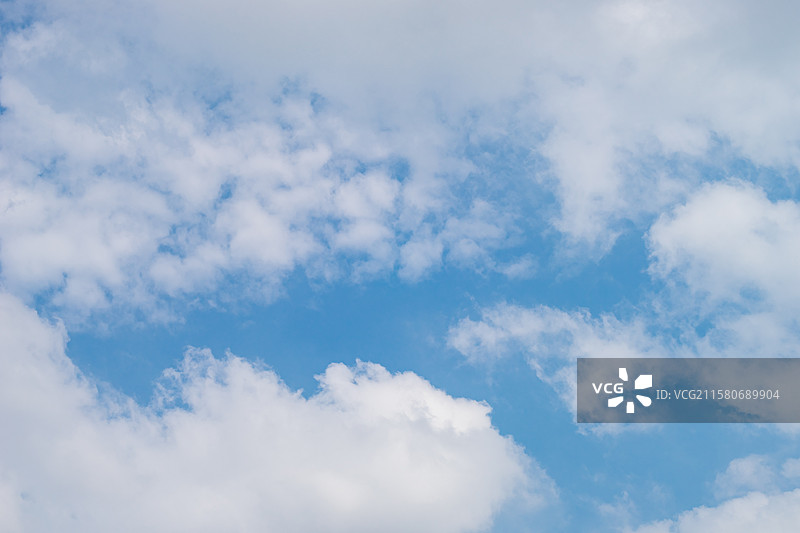 中国自然风光拍摄主题，白色的云彩和蓝色的天空，干净协调自由简单反差纯净式样，户外白昼无人图像摄影图片素材