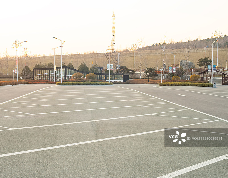 中国城市交通设施拍摄主题，公共场所的平坦的停车场斜线的车位位置，户外白昼无人图像摄影图片素材