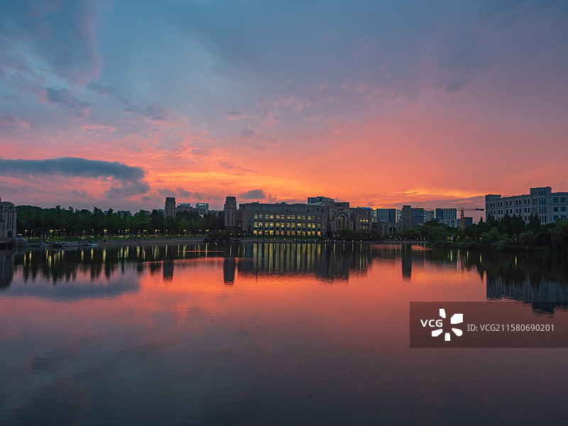复旦大学江湾校区火烧云和水面倒影图片素材