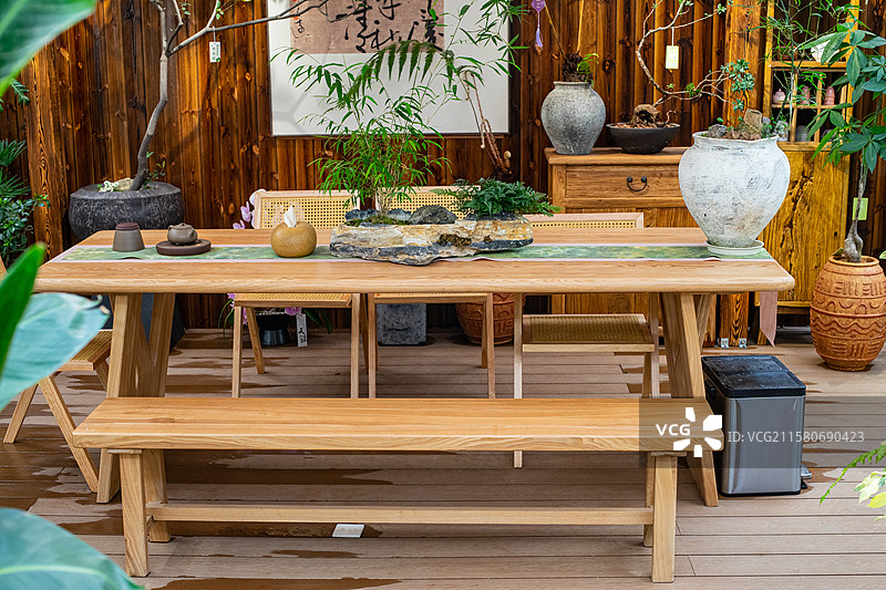 中国健康生活方式拍摄主题，室内空间里的木制桌子椅子和架子上的盆栽植物，户外白昼无人图像摄影图片素材