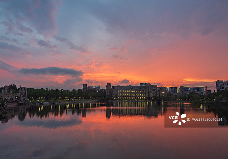 复旦大学江湾校区火烧云和水面倒影图片素材