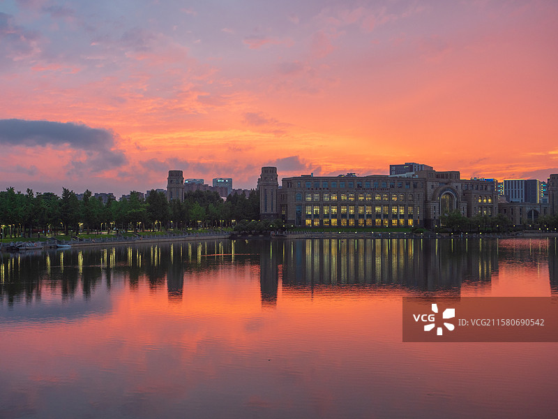 复旦大学江湾校区火烧云和水面倒影图片素材