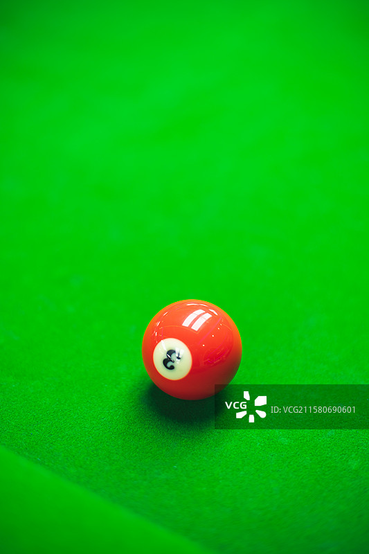 中国业余生活休闲娱乐拍摄主题，打台球的台球桌桌球白母球黑色黑8，室内无人图像摄影图片素材