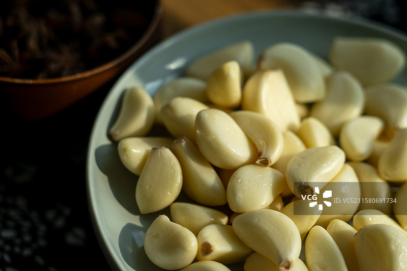 新鲜食材佐料去皮蒜瓣图片素材
