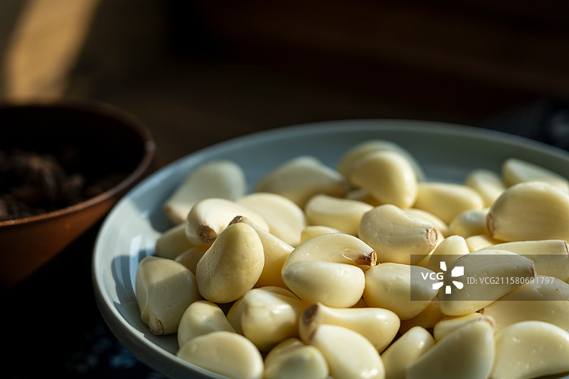 新鲜食材佐料去皮蒜瓣图片素材