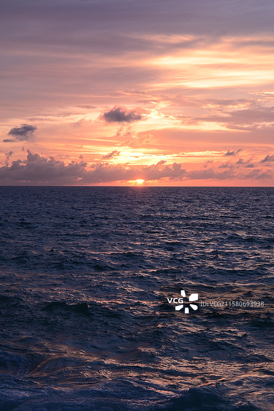 普吉岛夕阳海边，天迹海岸线，夕阳美好图片素材