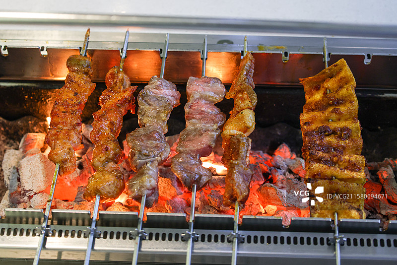 东北朝鲜族美食帝王蟹烤鸡架包饭烧烤锅包肉组图图片素材