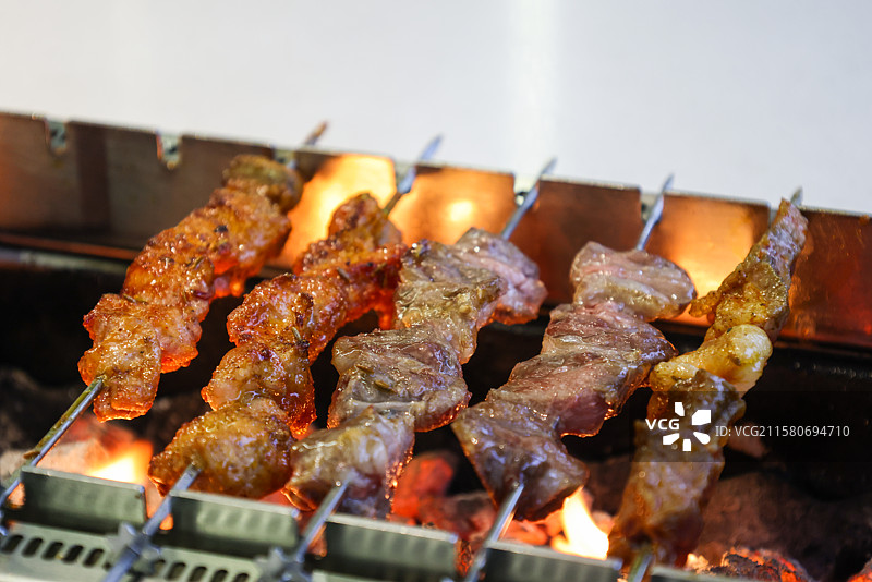 东北朝鲜族美食帝王蟹烤鸡架包饭烧烤锅包肉组图图片素材