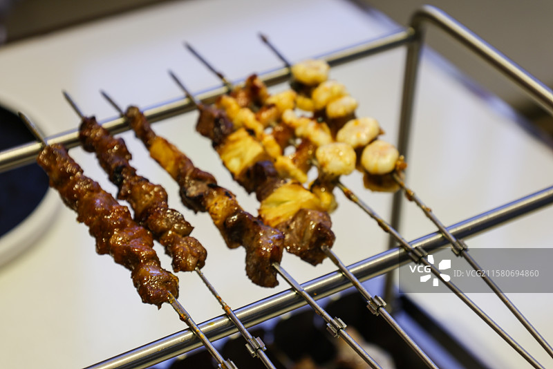 东北朝鲜族美食帝王蟹烤鸡架包饭烧烤锅包肉组图图片素材