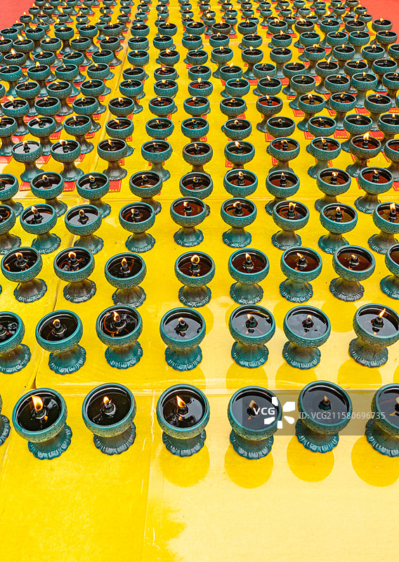 中国传统文化拍摄主题，泰山道教九皇斋节日庆典，法坛上成一排燃烧的酥油蜡烛供灯，户外白昼无人图像摄影图片素材