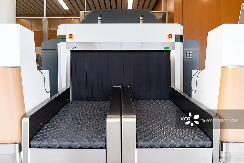 中国国际港澳台出发机场值机登机大厅票务安检区托运行李传送带入口和航班动态大屏幕，室内无人图像摄影图片素材