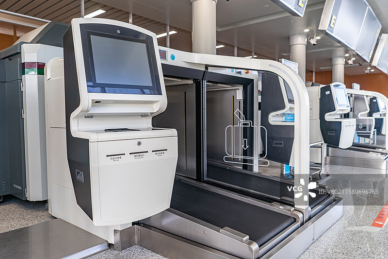 中国国际港澳台出发机场值机登机大厅票务安检区托运行李传送带入口和航班动态大屏幕，室内无人图像摄影图片素材