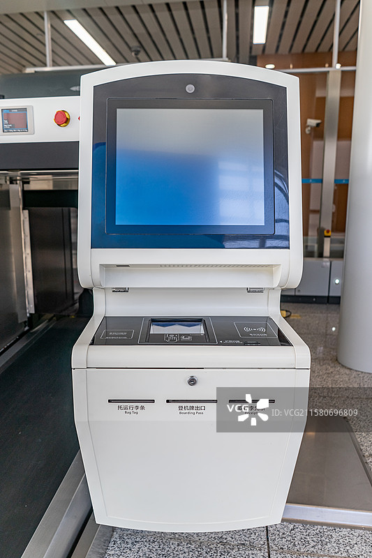 中国国际港澳台出发机场值机登机大厅票务安检区托运行李传送带入口和航班动态大屏幕，室内无人图像摄影图片素材