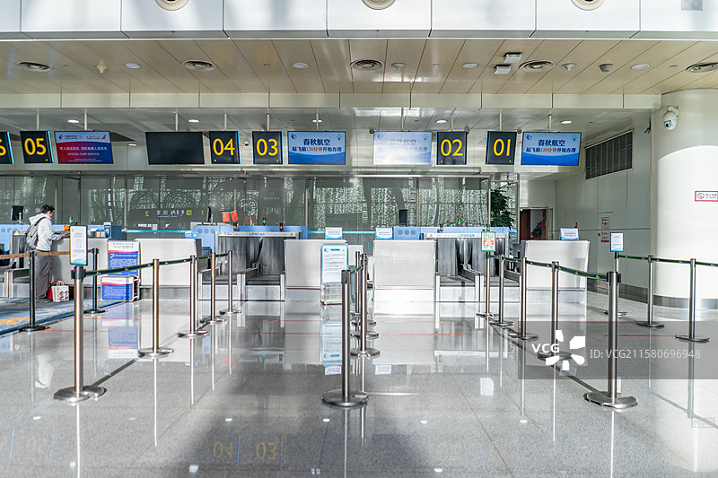 中国山东济南遥墙机场国内国际机场航站楼值机登机大厅候机室安检区托运排队通道围栏，室内无人图像摄影图片素材