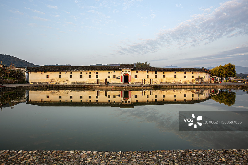 广东省韶关市翁源县湖心坝古村的客家围屋长安围建筑景观图片素材