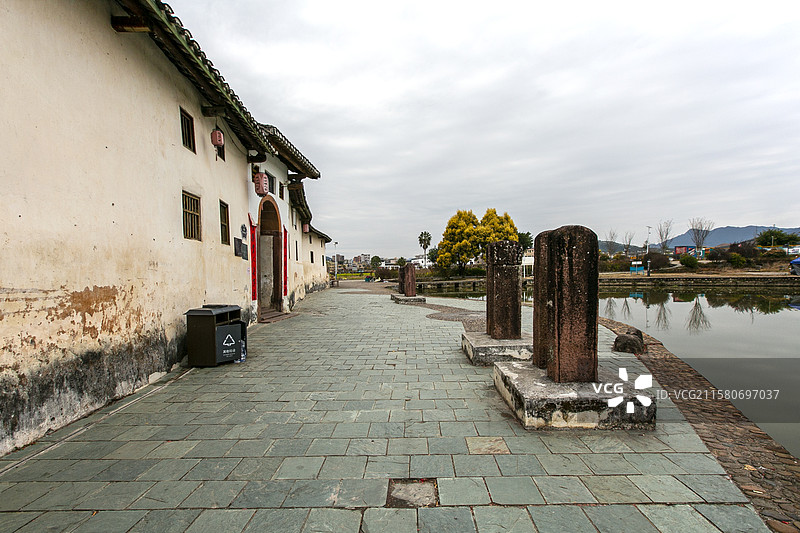 广东省韶关市翁源县湖心坝古村的客家围屋长安围建筑景观图片素材