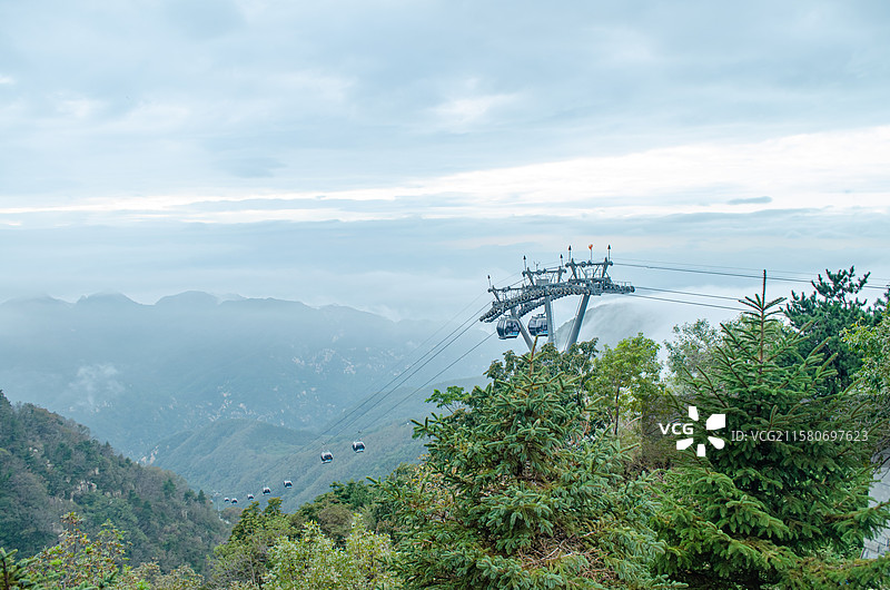 中国非都市风光拍摄主题，山东省泰安市国内著名景点泰山风景区，南天门索道，户外白昼无人图像摄影图片素材