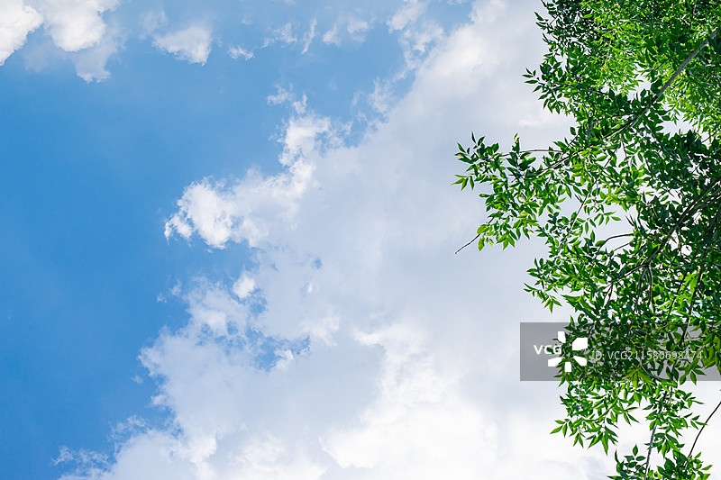 中国城市市风光拍摄主题，绿色山脉和蓝色的天空，飘荡的乌云，绿色的树冠，户外白昼无人图像摄影图片素材