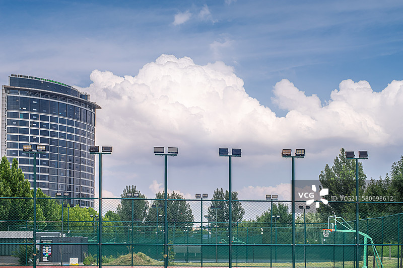 中国篮球场上低视角仰拍高大的照明灯，天空干净协调自由简单反差纯净式样卷云层云，户外白昼无人图像摄影图片素材