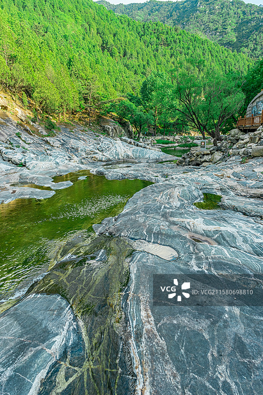 中国都市风光拍摄主题，山东泰安彩石溪风景区，巨大的泰山石石头纹理图案，户外白昼无人图像摄影图片素材