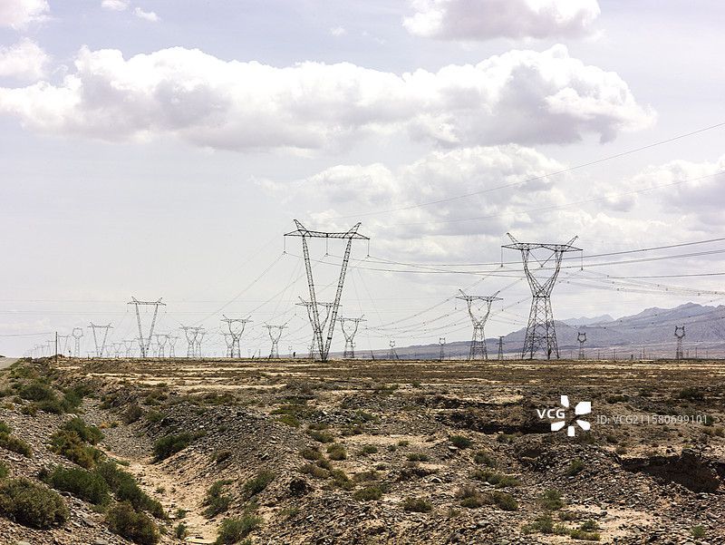 戈壁旷野上的电力动脉高压线输电塔图片素材