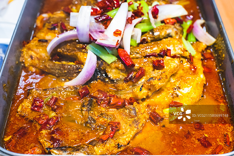 中国餐饮行业饮食产业，传统经典中国食品，一盘子四川烤鱼，洋葱芹菜配菜，室内无人图像图片素材