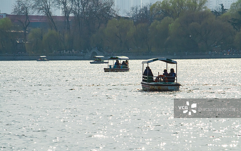 中国成功公园自然风光和休闲娱乐拍摄主题，正在湖水中划船的游客，户外白昼无人图像摄影图片素材