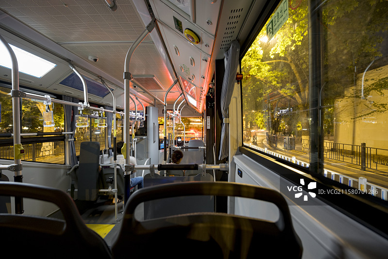 空旷的公交车室内 夜幕下的城市巴士之旅图片素材
