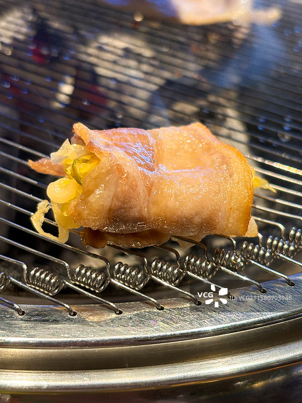 烤好的酸菜包五花肉图片素材