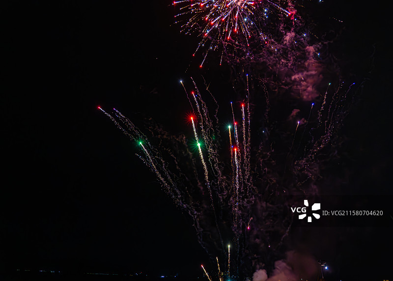 礼花，是由焰火演变而成的观赏品。常用于节日庆典或重大仪式。图片素材