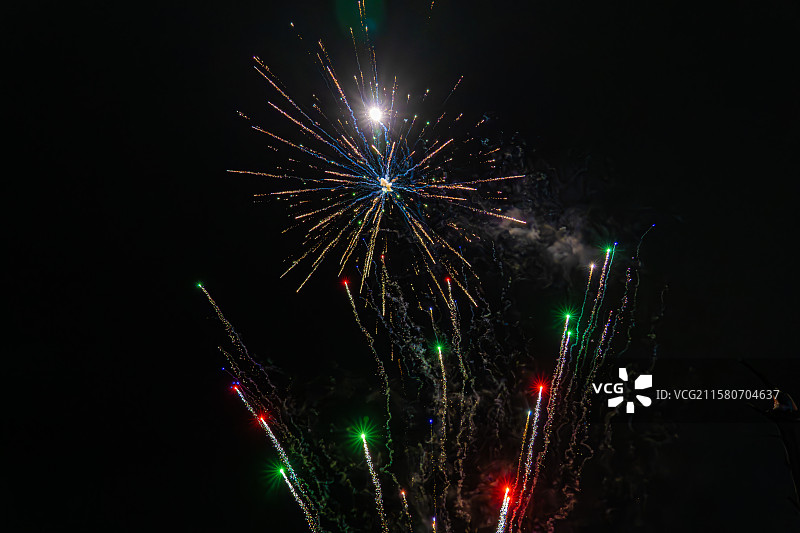 礼花，是由焰火演变而成的观赏品。常用于节日庆典或重大仪式。图片素材