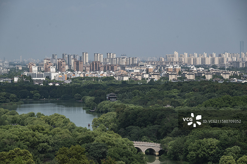 扬州大明寺栖灵塔俯瞰瘦西湖和扬州城图片素材