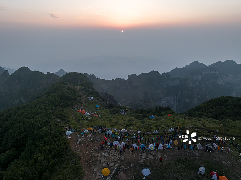 南太行山脉十字岭日出露营航拍图片素材